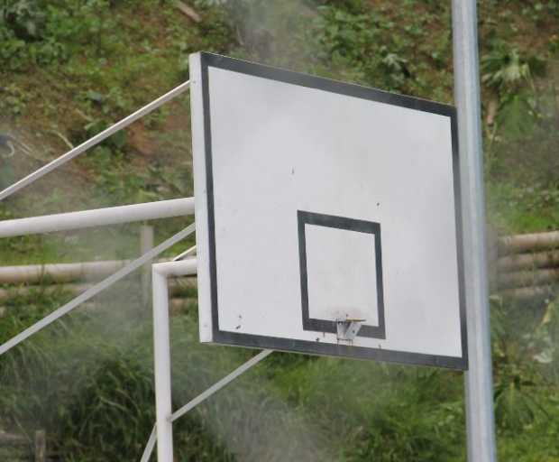 Tableros de baloncesto sin aros para encestar.