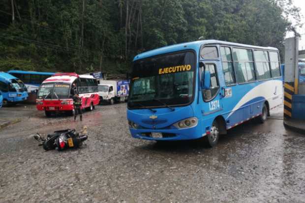 Congestión en Villa Pilar por accidente entre una motocicleta y un bus de servicio público