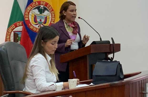 Jeniffer Cotacio, secretaria de la Mujer y Equidad de Género de Manizales (blanco), escucha los comentarios sobre su labor. 