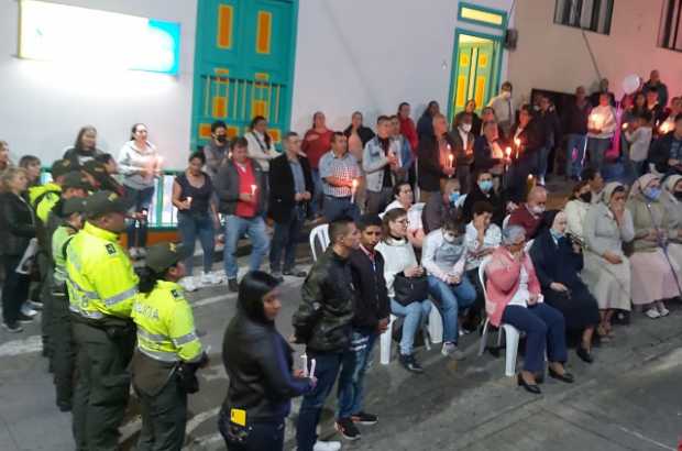 Niños, jóvenes y adultos apoyaron a las autoridades de Policía en Neira. 