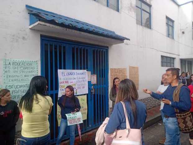 Padres de familia en Herveo (Tolima) bloquean escuela por falta de docente en segundo grado