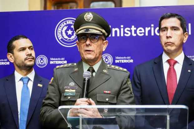 Jorge Luis Vargas, director de Policía de Colombia, habla durante una conferencia de prensa acompañado por Daniel Palacios (i), 