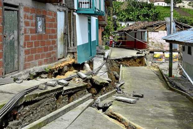 Una parte de la única calle en el barrio El Playón de Salamina también se hundió.