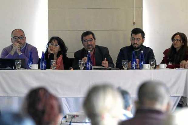 Alberto Yepes (centro), vocero de las plataformas de Derechos Humanos, durante la presentación del informe del gobierno de Iván 