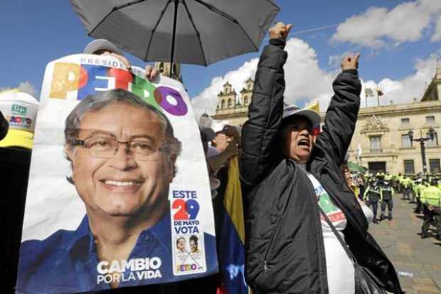 Fotos | EFE | LA PATRIA  Estos son algunos de los afiches que han realizado durante esta campaña electoral. 