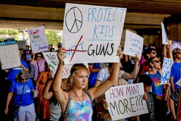 Debido al aumento de tiroteos la ciudadanía salió a las calles con el fin de exigir un mayor control al uso de armas. 