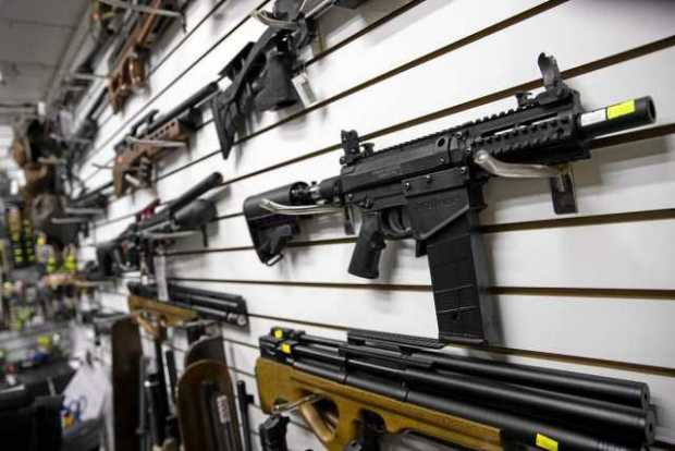 Diferentes tipos de armas exhibidas en una armería. 