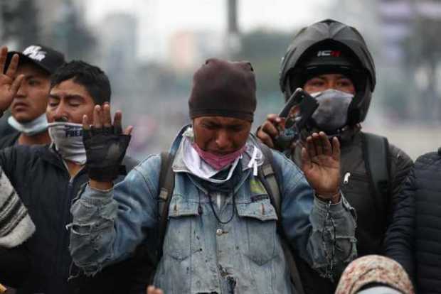 Manifestantes indígenas piden el cese de la represión a las protestas contra el Gobierno de Guillermo Lasso, en Quito (Ecuador).