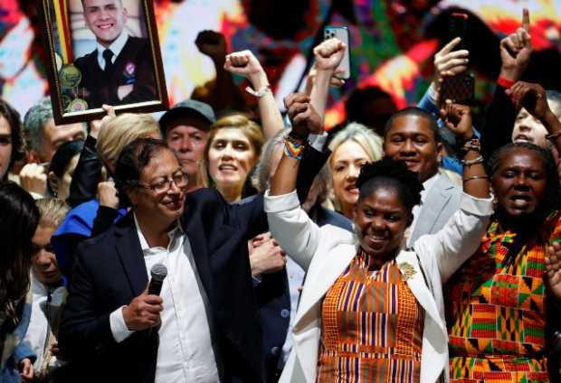 El presidente electo Gustavo Petro celebra junto a su formula a la vicepresidencia, Francia Márquez.