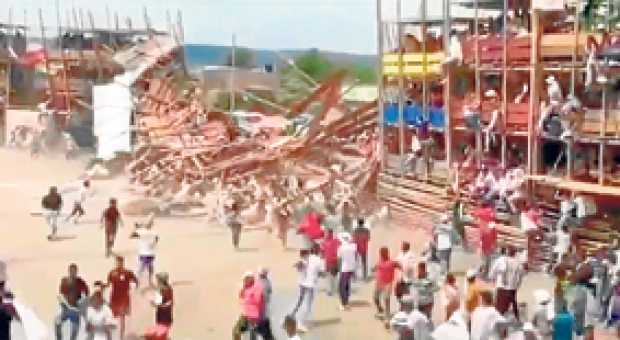 Una cámara captó desde el aire los momentos del desplome del palco en la Plaza de Toros del Espinal (Tolima). 