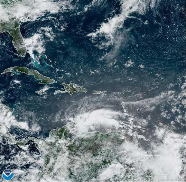 Fotografía satelital cedida este miércoles por la Administración Nacional de Océanos y Atmósfera (NOAA) de Estados Unidos a trav