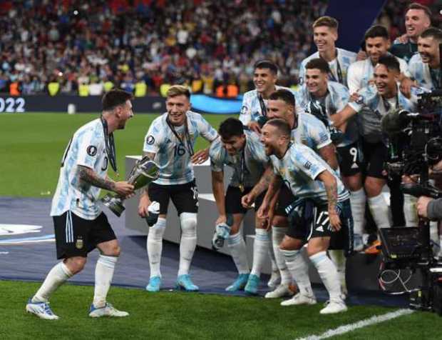 Lionel Messi (i) celebra con el trofeo después de la Finalissima entre Italia y Argentina en Wembley, Londres, Gran Bretaña. 