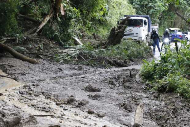 En vía a La Cabaña derrumbes se suman a los huecos