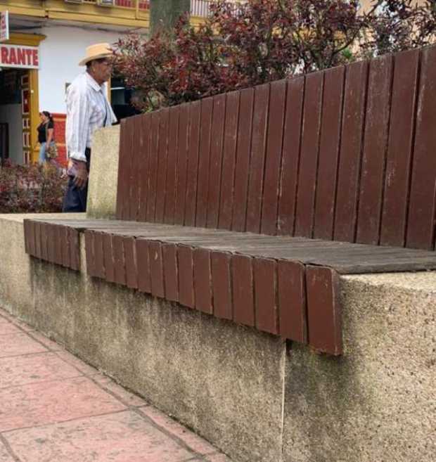 Así lucen los muros de las bancas de la Plaza de Robledo.