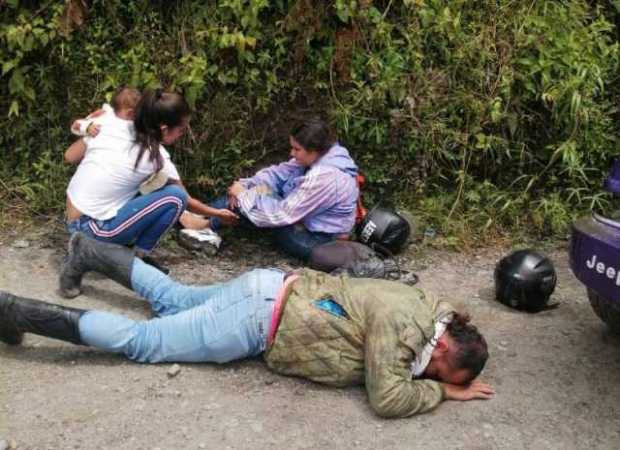 Se tiraron de la moto al toparse con un campero