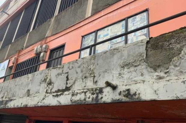 Así está la fachada de la plaza de mercado por la calle 10.ª. 