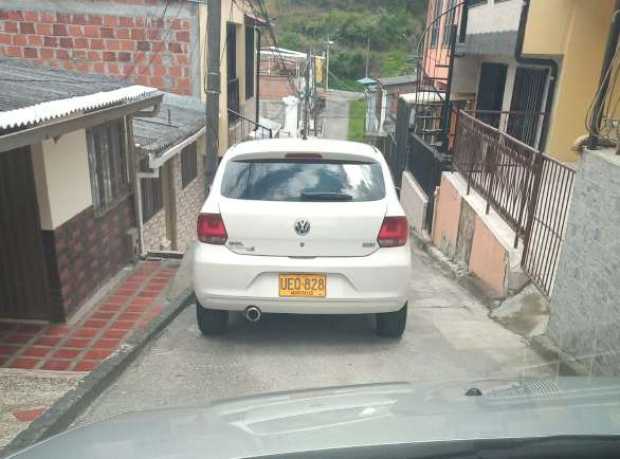 El vehículo que obstruía la vía en el barrio El Guamal.