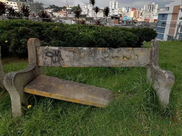 Las bancas están quebradas y son inútiles para el servicio de la comunidad. Las bancas están quebradas y son inútiles para el servicio de la comunidad.