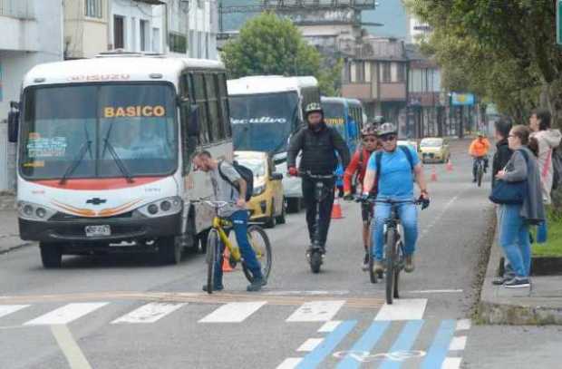  Foto | Freddy Arango | LA PATRIA  Varias personas se decidieron salir a caminar a sus puestos de trabajo.