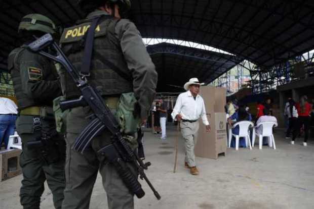Policías prestan guardia hoy, durante la segunda ronda de las elecciones presidenciales en Suárez, departamento de Cauca
