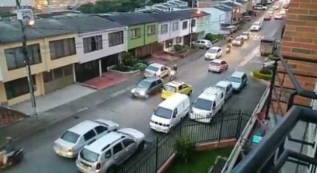 Los carros mal parqueados y obstruyendo la vía frente al conjunto Plazuela de la Leonora.