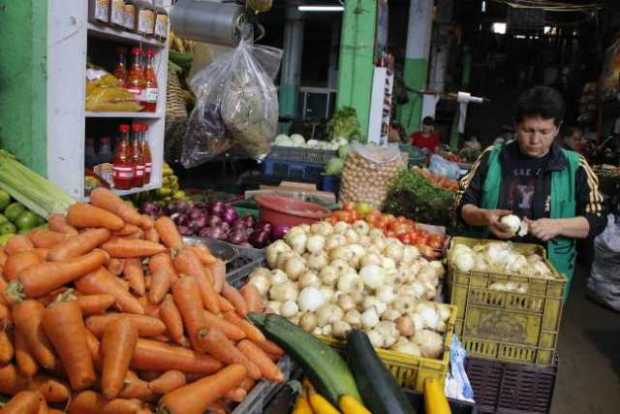 Foto | Darío Augusto Cardon | LA PATRIA  En la foto, Beatriz Helena Ceballos, pelando una cebolla de huevo. De los alimentos que