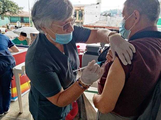 Foto/Julián García/LA PATRIA  En Villamaría empezaron a vacunar el fin de semana contra el virus de la covid-19. El servicio lo 
