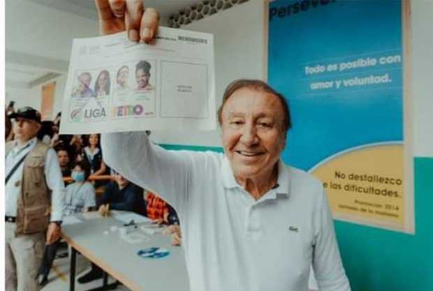 El candidato a la presidencia de Colombia Rodolfo Hernández muestra su voto hoy, en el Colegio Santander, en Bucaramanga