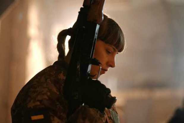 Una mujer ucraniana participa en un entrenamiento de tiro en la base militar situada en el pueblo portuario de Burlacha Barlka, 