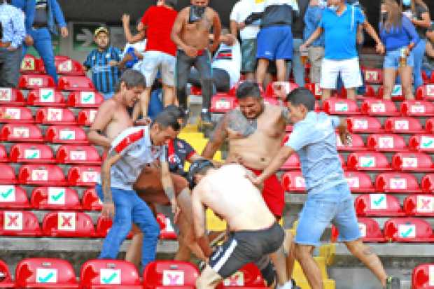 Foto | EFE | LA PATRIA    Aficionados del Querétaro y del Atlas se enfrentan durante un juego correspondiente a la jornada 9 del