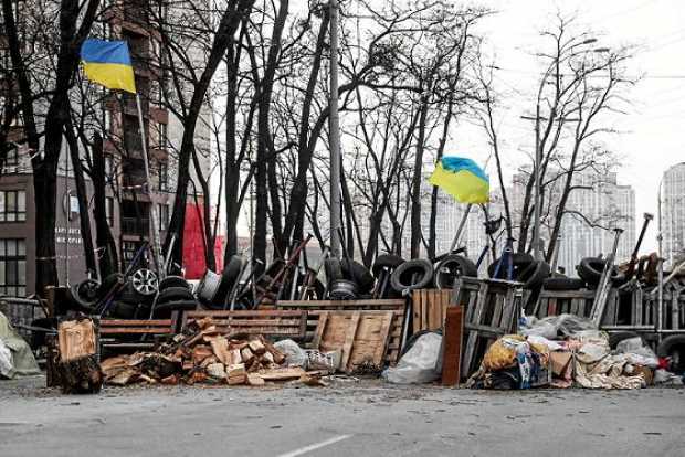 Una barricada realizada con todo tipo de materiales rústicos en una calle de Kyiv (Kiev) . 