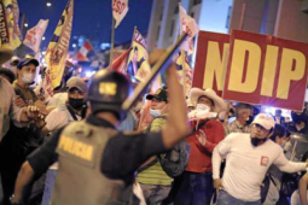 Foto | EFE | LA PATRIA   La Policía dispersa a los simpatizantes del presidente peruano, Pedro Castillo, para evitar enfrentamie