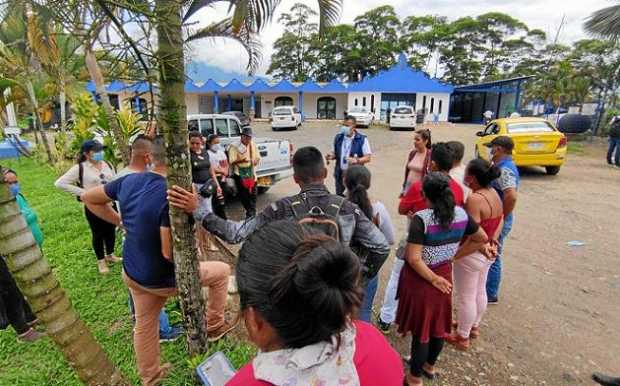 Habitantes de la vereda El Remanso reunidos con integrantes de la Defensoría del Pueblo en Puerto Leguízamo. 