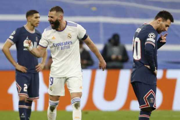 El delantero del Real Madrid Karim Benzemá (c) celebra tras marcar el tercer gol ante el París Saint Germain, durante el partido