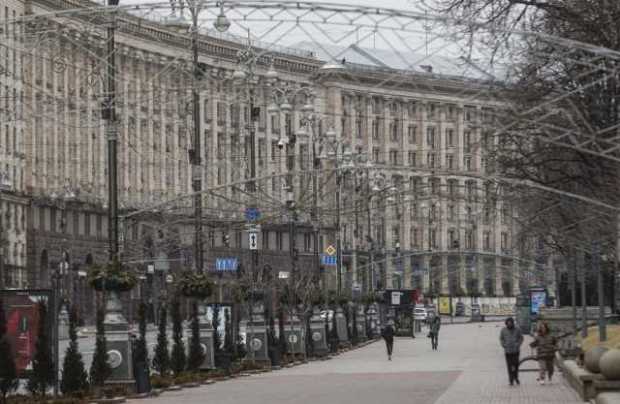 El pueblo ucraniano camina en una calle en el centro de Kiev (Kiev), Ucrania, este 1 de marzo de 2022. 