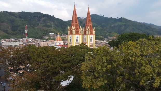 PARQUE BOLÍVAR DE CHINCHINÁ PARQUE BOLÍVAR DE CHINCHINÁ
