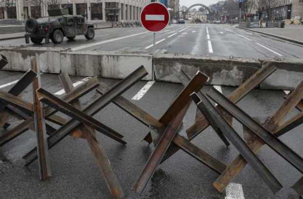 Militares ucranianos montan guardia en el centro de Kiev (Kiev), Ucrania, 03 de marzo de 2022.