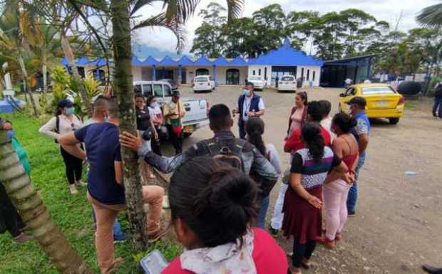 Fotografía cedida por la Defensoría del Pueblo de habitantes reunidos con integrantes de la Defensoría del Pueblo hoy en Puerto 