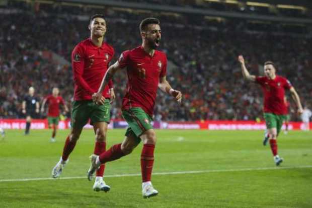 El jugador portugués Bruno Fernandes (c) celebra con Cristiano Ronaldo después de marcar un gol durante el partido de fútbol cla