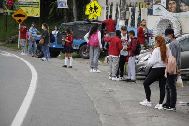 Niños esperando el transporte escolar.