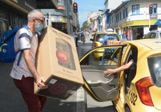 Foto | Freddy Arango | LA PATRIA   Los taxistas estuvieron entre los grandes beneficiados, ante la alta demanda de usuarios que 