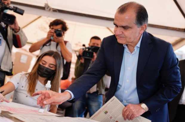 El caldense Óscar Iván Zuluaga renuncia a su aspiración presidencial y apoyará a Fico Gutiérrez
