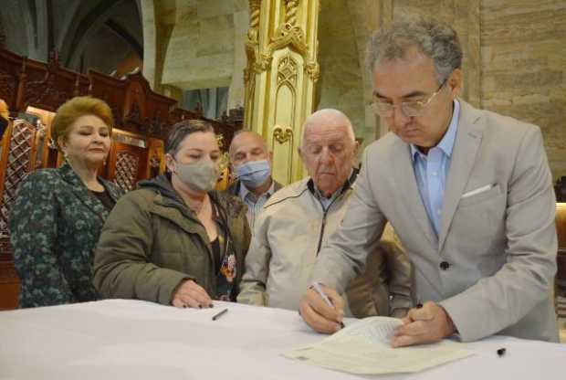 Gustavo Robledo, hace la lectura del Testamento en presencia del notario pimero Jorge Noel Osorio y su Hija Valeria Robledo Vás