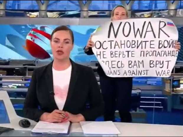 "No a la guerra. Pongan fin a la guerra. No crean en la propaganda. Aquí les están mintiendo. Rusos contra la guerra".