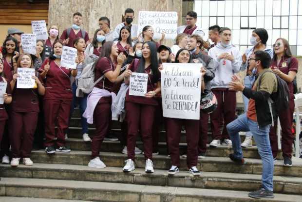 Estudiantes de la Normal Superior de Manizales salieron a protestar. 