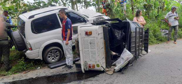 Conductor de motocarro quedó atrapado en su vehículo tras chocar con camioneta