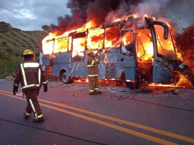 Dos buses chocaron en la vía La Pintada-Santa Bárbara: uno se incendió 