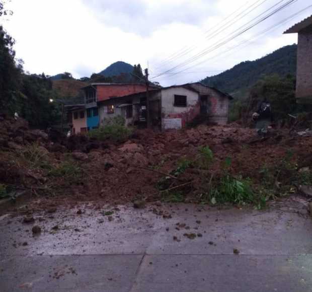 Por derrumbe, está cerrada la vía Pensilvania-Manizales 