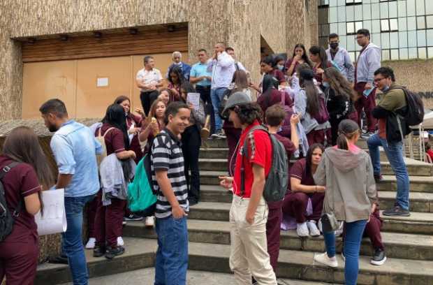 Estudiantes de la Normal Superior de Manizales exigen en la Alcaldía el nombramiento de profesores 