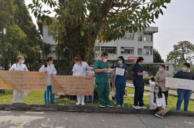 Plantón en el Hospital Santa Sofía para protestar por el proceder del Gobierno nacional contra la red hospitalaria de Caldas